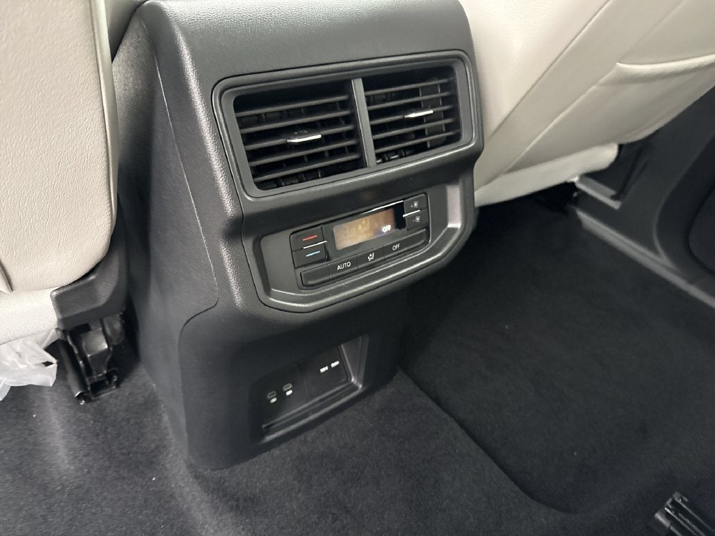 2027 Volkswagen Atlas SE w/Technology