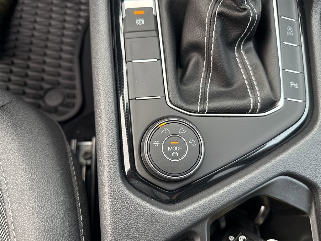 2025 Volkswagen Taos 1.5T SE Black