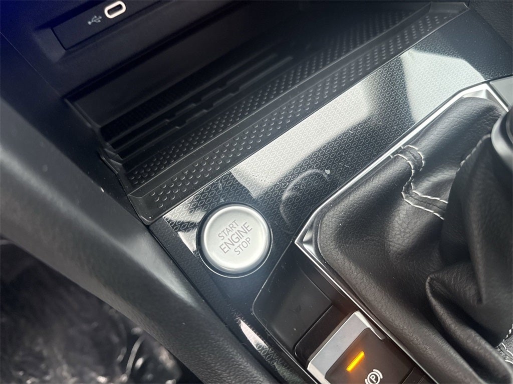 2026 Volkswagen Taos 1.5T SE Black